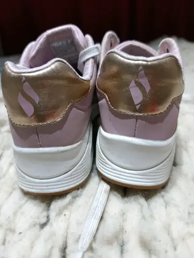 Zapatillas deportivas rosadas y doradas - miniatura 1