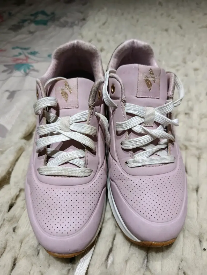 Zapatillas deportivas rosadas y doradas - 2