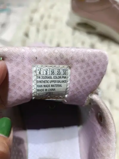 Zapatillas deportivas rosadas y doradas - miniatura 3
