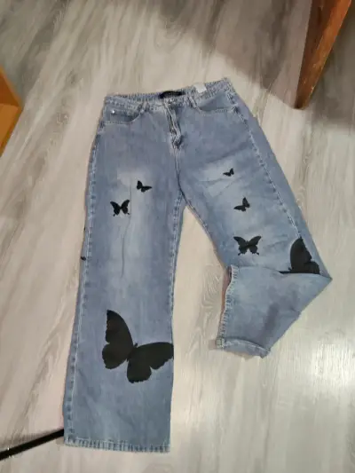 Jeans celestes con mariposas - miniatura 1