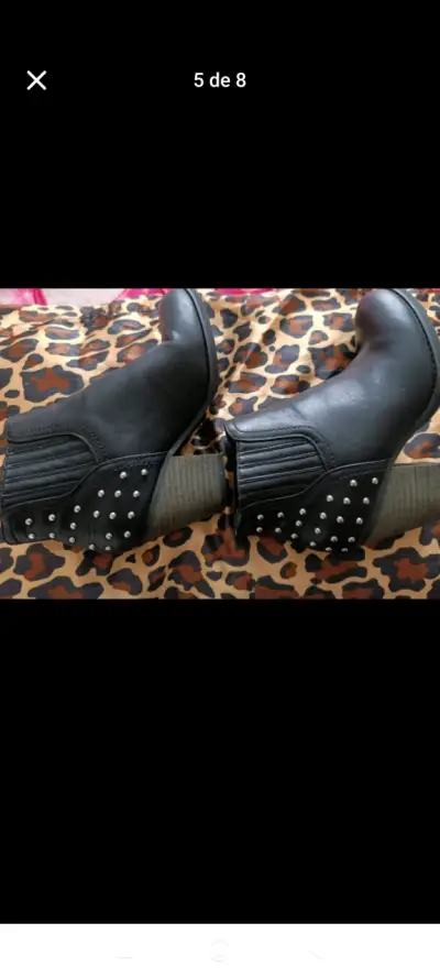 Botines negros con tachas - miniatura 1