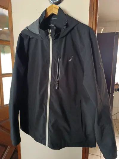 Chaqueta negra con capucha - miniatura 1