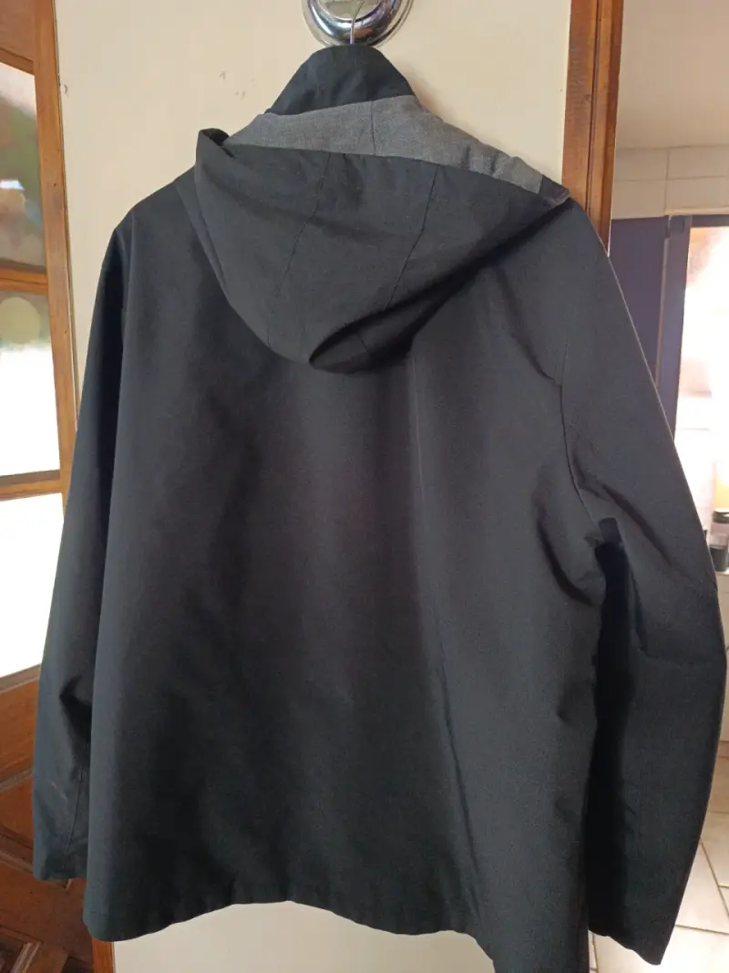 Chaqueta negra con capucha - 2