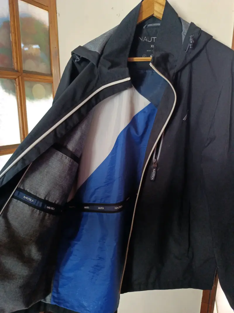 Chaqueta negra con capucha - 3