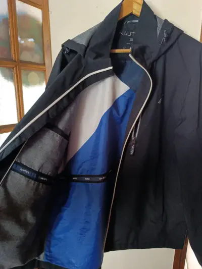 Chaqueta negra con capucha - miniatura 3