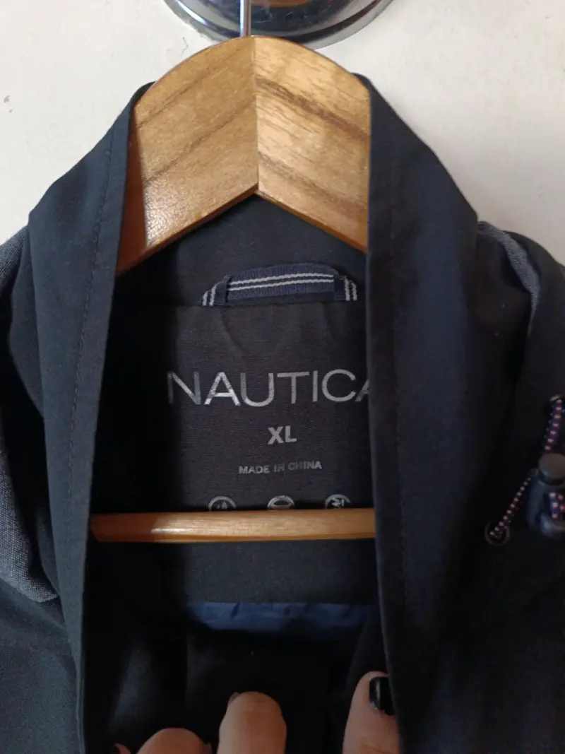 Chaqueta negra con capucha - 4