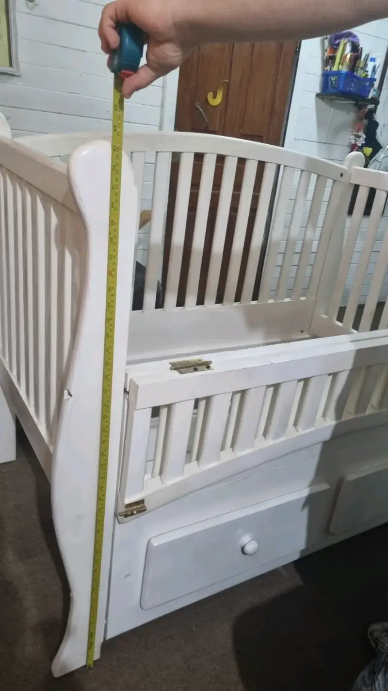Cuna de bebé blanca con cajón - 1