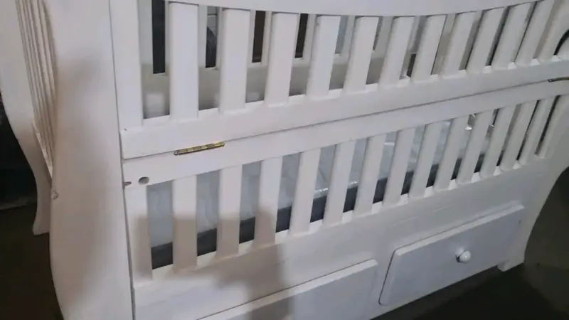 Cuna de bebé blanca con cajón - 2