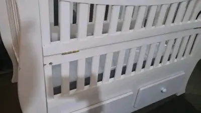 Cuna de bebé blanca con cajón - miniatura 2