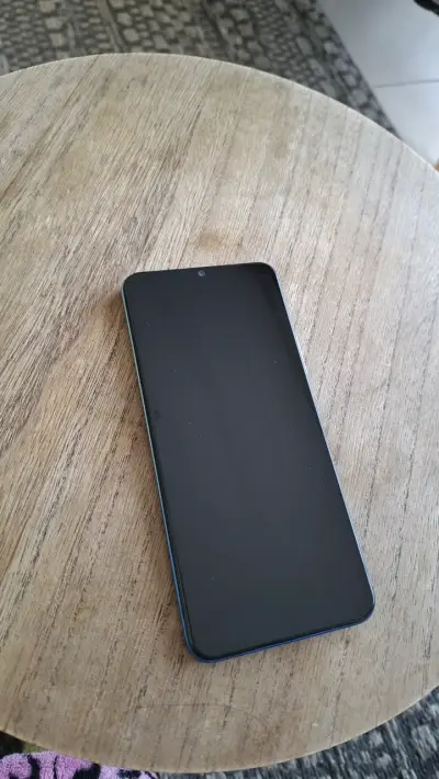 Teléfono inteligente en buen estado - miniatura 1