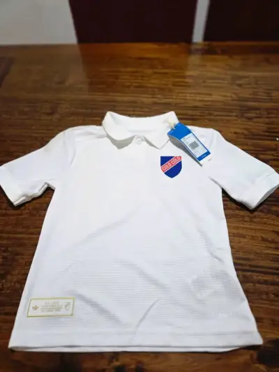 Polera blanca deportiva con logo - miniatura 1