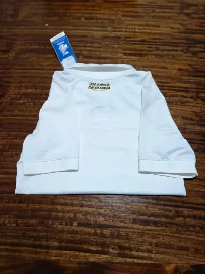Polera blanca deportiva con logo - miniatura 2