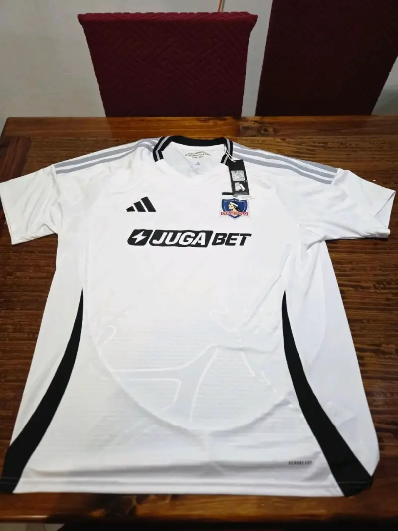 Polera blanca deportiva con logo - 3