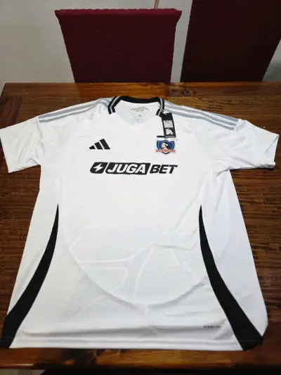 Polera blanca deportiva con logo - miniatura 3