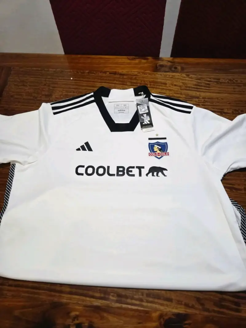 Polera blanca deportiva con logo - 4
