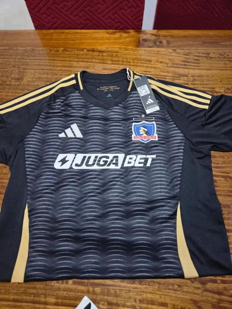 Polera blanca deportiva con logo - 5