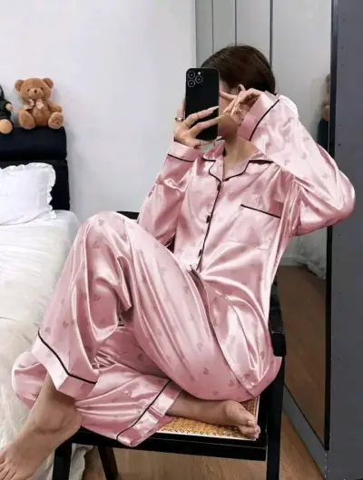 Pijama de satén rosado - miniatura 1
