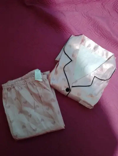 Pijama de satén rosado - miniatura 2