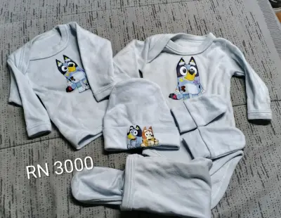 Conjunto bebé celeste estampado - miniatura 3