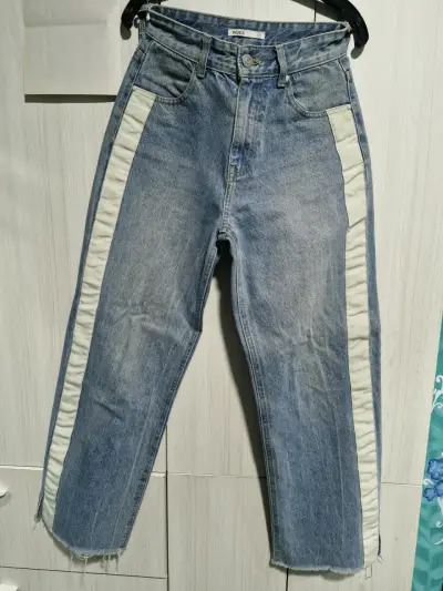 Jeans azules con franjas blancas - miniatura 1