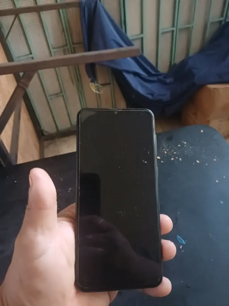 Teléfono móvil negro en buen estado - 1