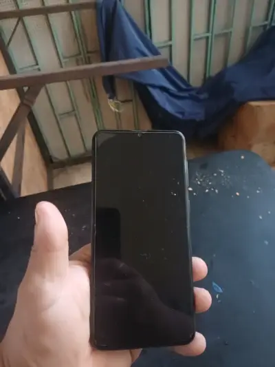 Teléfono móvil negro en buen estado - miniatura 1
