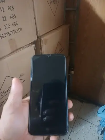 Teléfono móvil negro en buen estado - miniatura 2