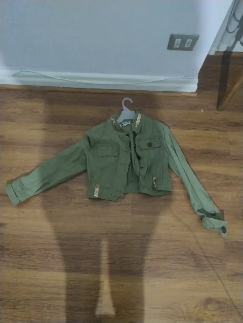 Chaqueta corta verde con apliques - 2