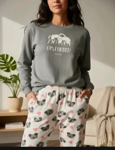 Pijama gris con diseño 'Disturbed' - miniatura 1