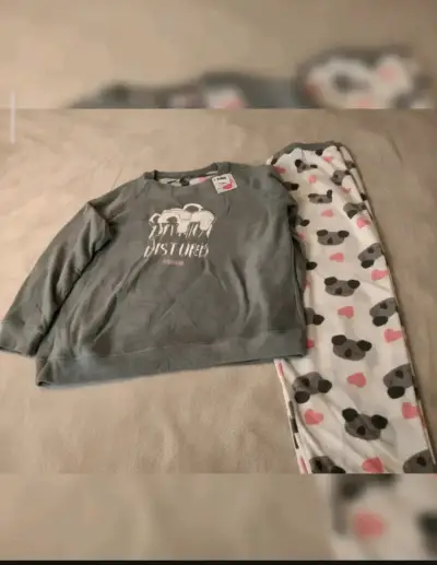Pijama gris con diseño 'Disturbed' - miniatura 2