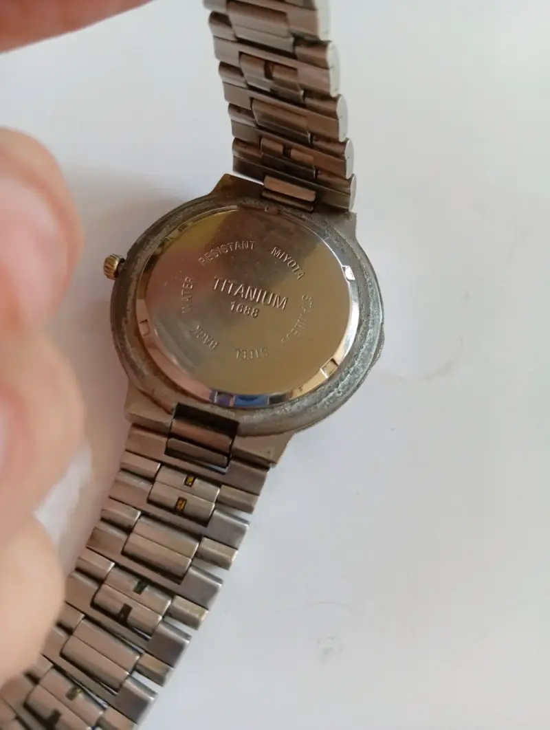 Reloj Citizen Quartz Titanio - 3