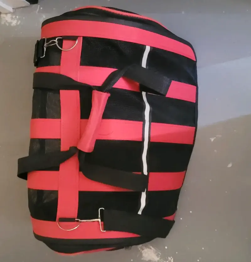 Bolso de viaje rojo y negro