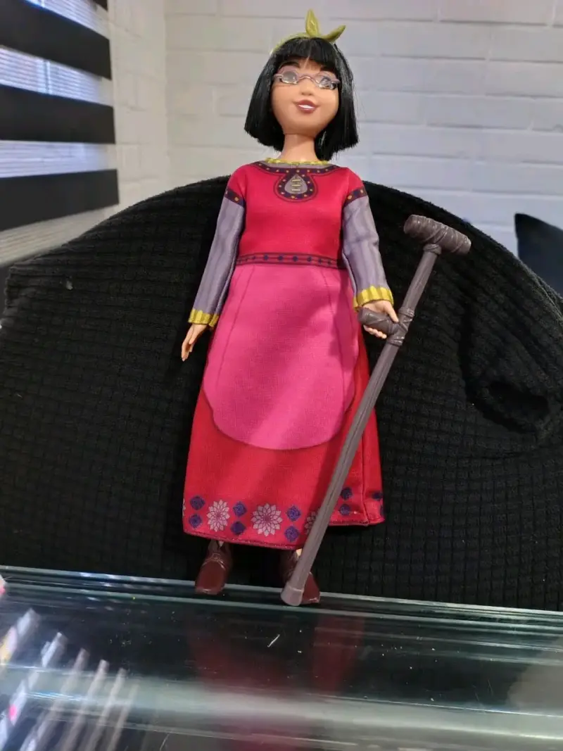 Muñeca de pelicula WISH con bastón y vestido rosa