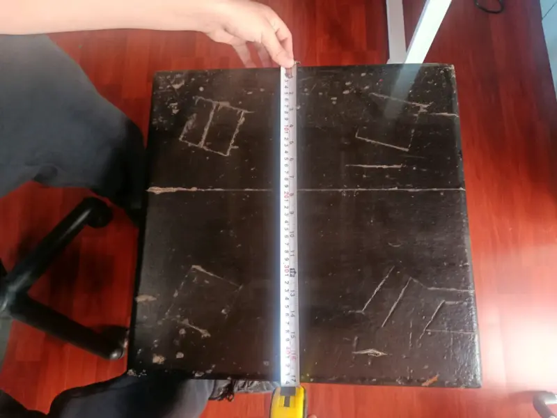 Mesa cuadrada de madera usada y también taburete - 1