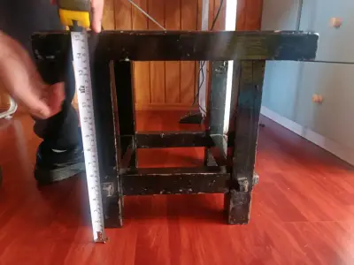 Mesa cuadrada de madera usada y también taburete - miniatura 2