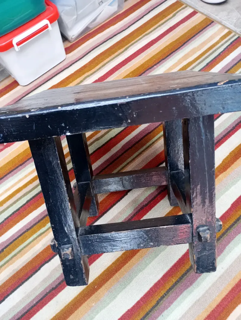 Mesa cuadrada de madera usada y también taburete - 3