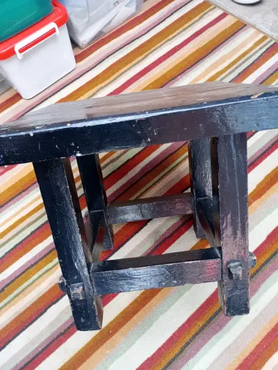 Mesa cuadrada de madera usada y también taburete - miniatura 3