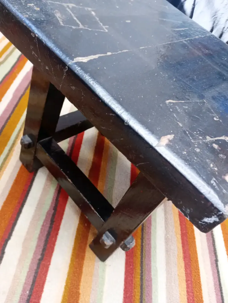 Mesa cuadrada de madera usada y también taburete - 4