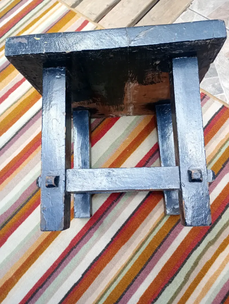 Mesa cuadrada de madera usada y también taburete - 5