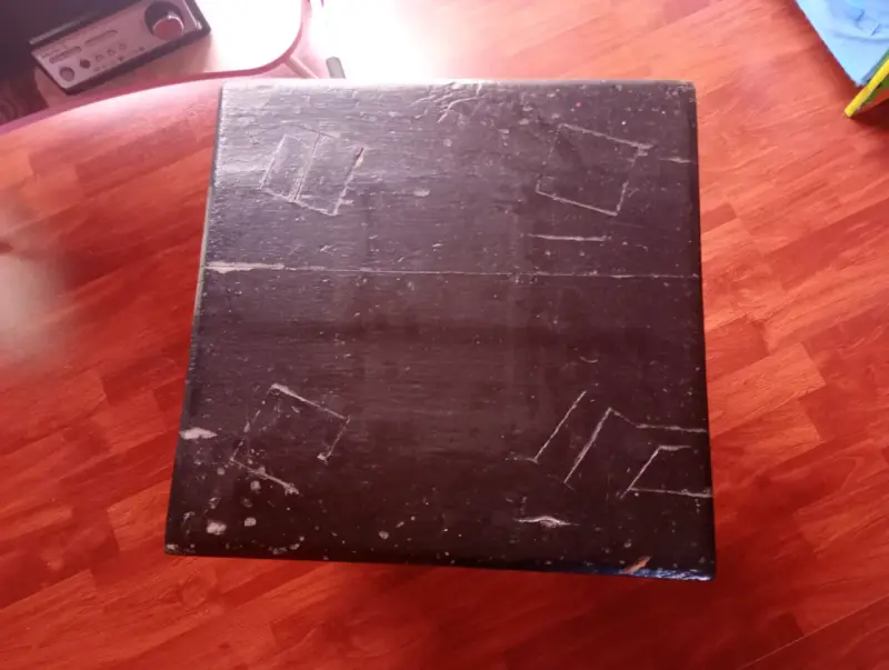Mesa cuadrada de madera usada y también taburete - 6