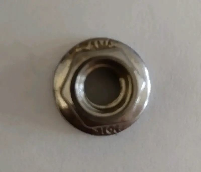 Tornillo metálico corto - 2