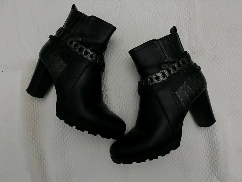 Botines negros de tacón alto - 1