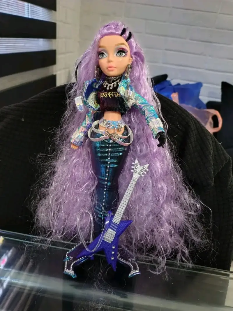 Muñeca sirena MERMAZE rock con guitarra - 1