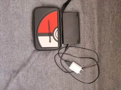 Nintendo dsi con estuche Pokémon - miniatura 1