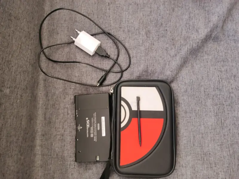 Nintendo dsi con estuche Pokémon - 2