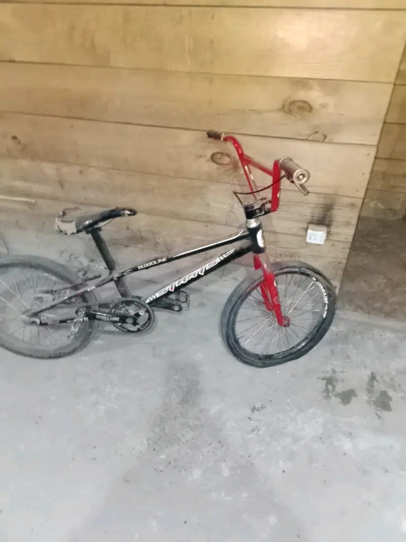 Bicicleta BMX roja y negra - 1