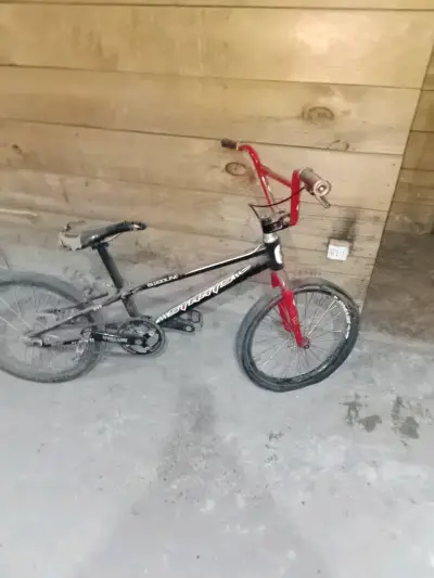 Bicicleta BMX roja y negra - miniatura 1