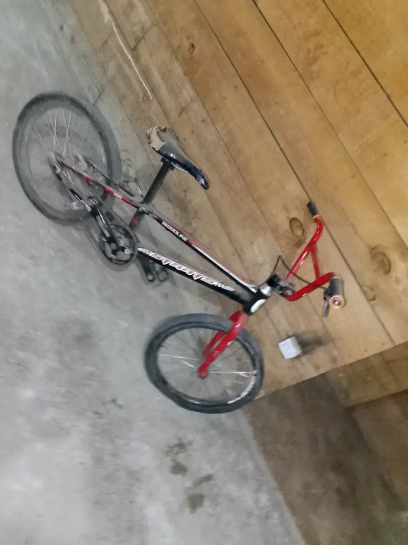 Bicicleta BMX roja y negra - 2