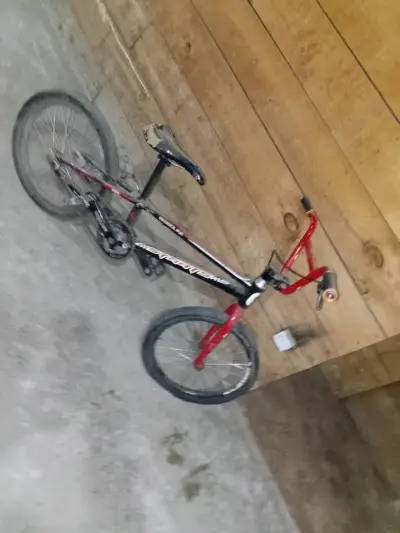 Bicicleta BMX roja y negra - miniatura 2