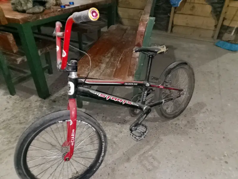 Bicicleta BMX roja y negra - 3
